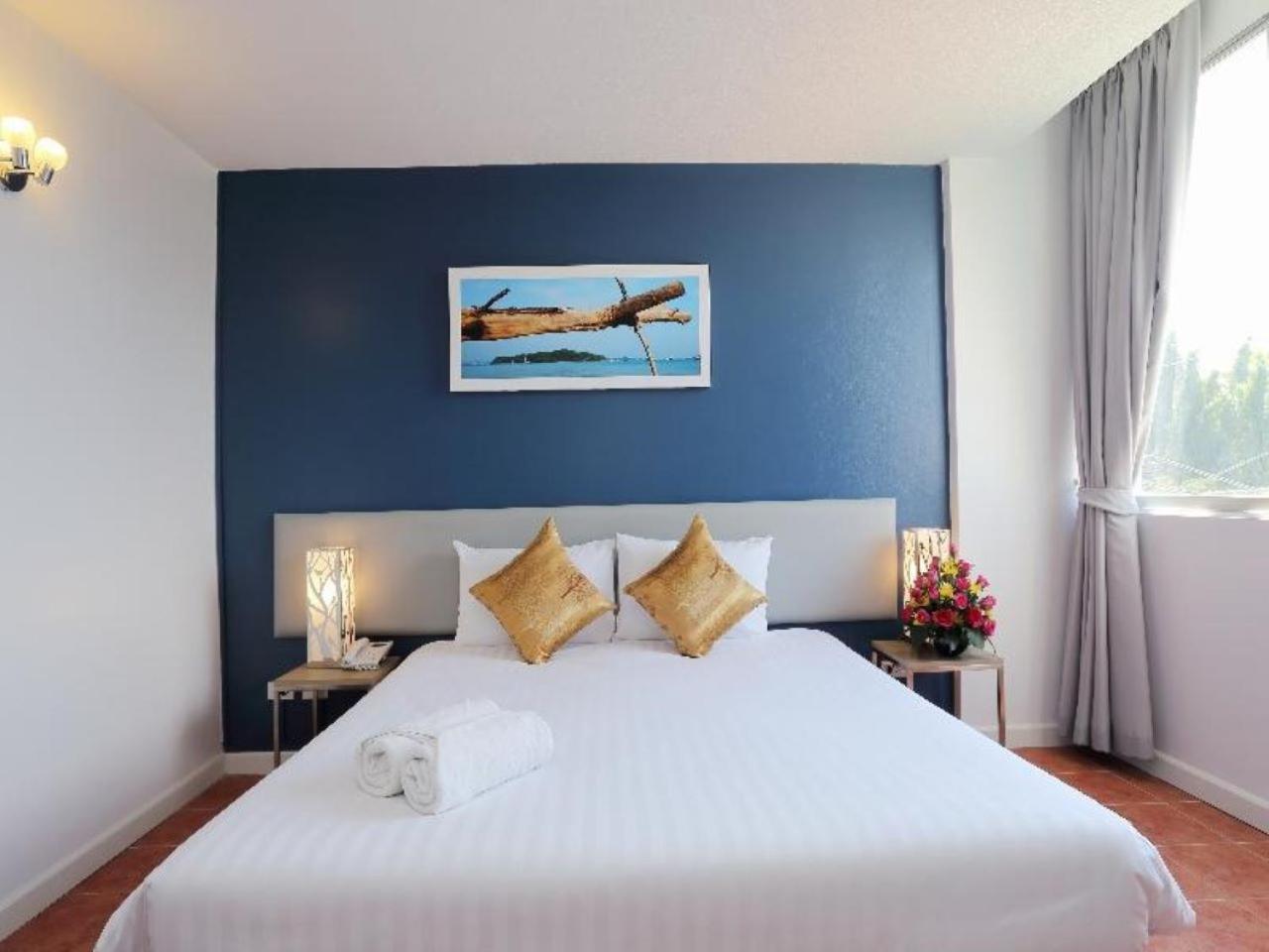 On Hotel Phuket - Sha Карон Экстерьер фото