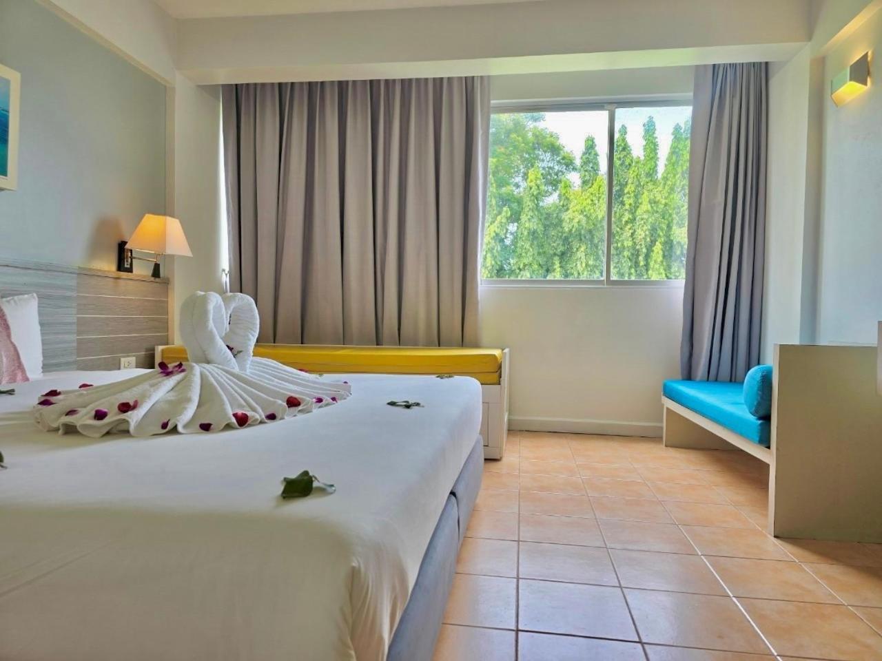 On Hotel Phuket - Sha Карон Экстерьер фото
