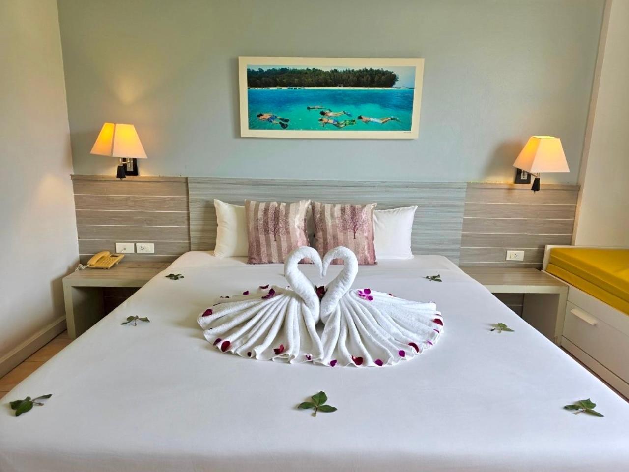 On Hotel Phuket - Sha Карон Экстерьер фото