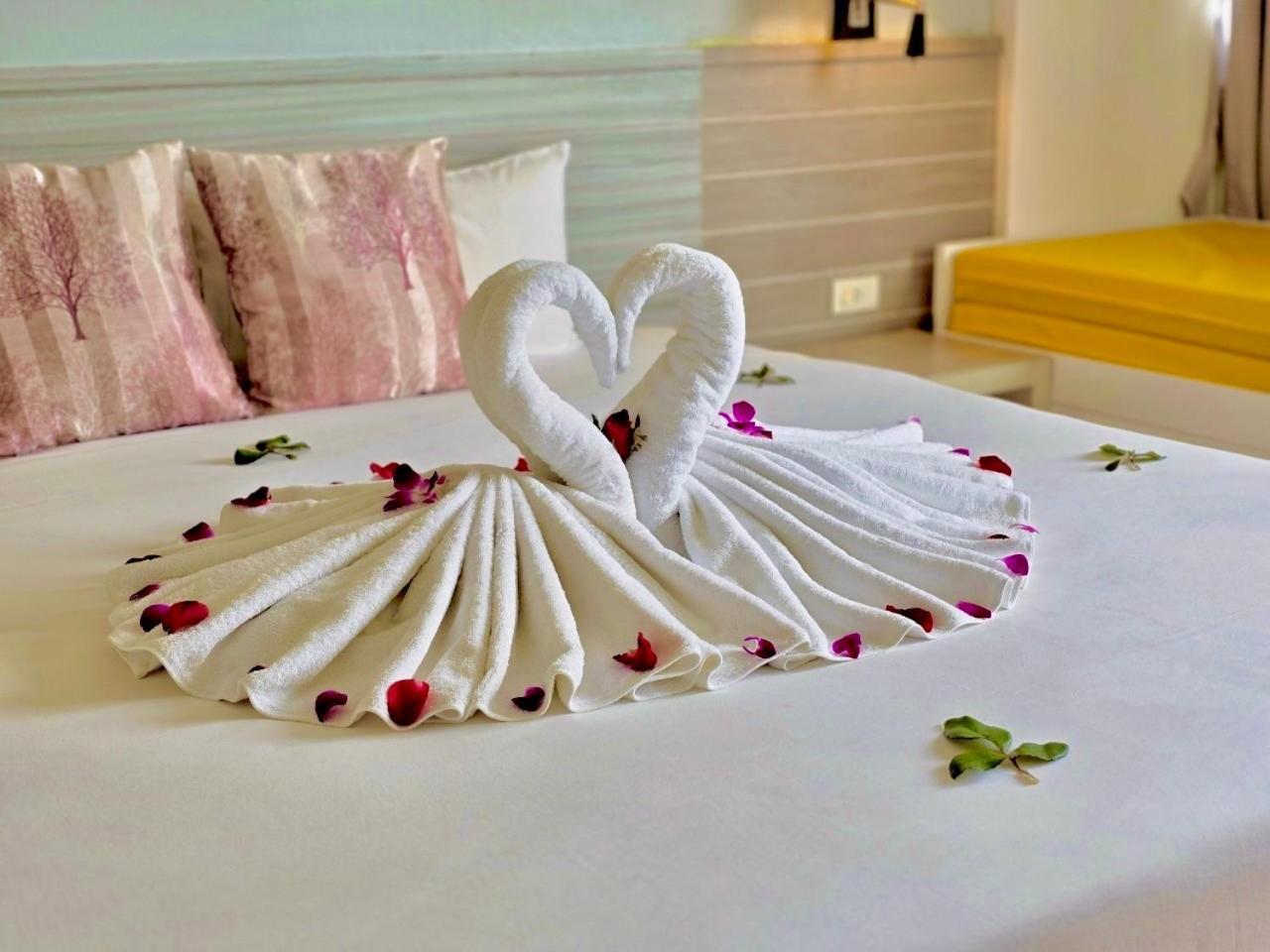 On Hotel Phuket - Sha Карон Экстерьер фото