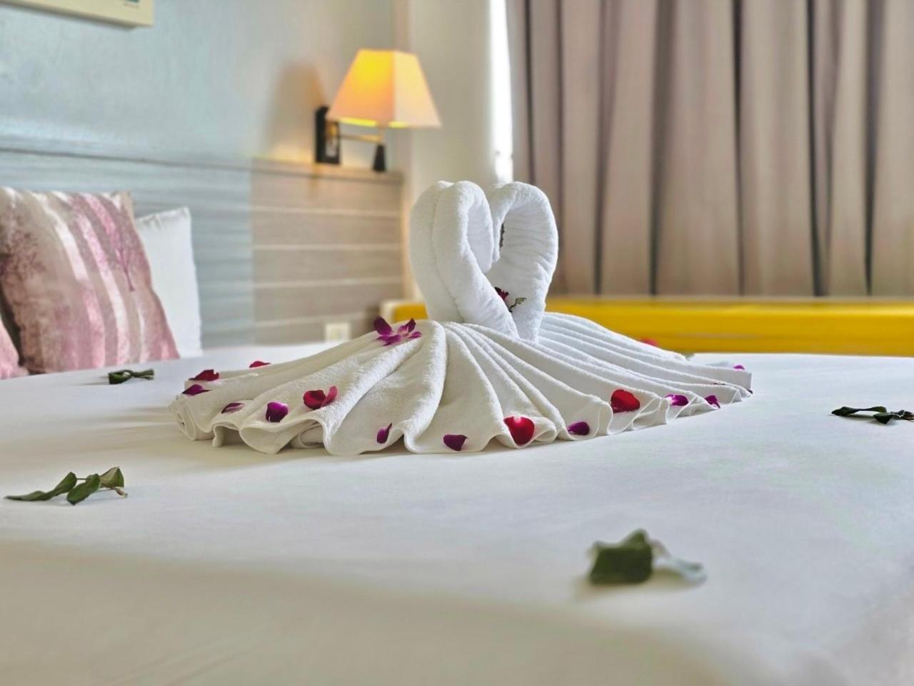 On Hotel Phuket - Sha Карон Экстерьер фото