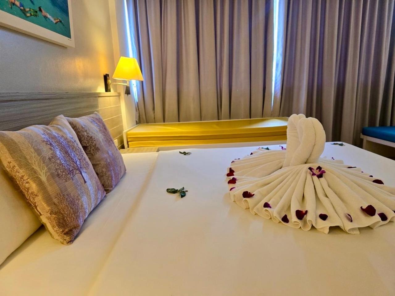On Hotel Phuket - Sha Карон Экстерьер фото