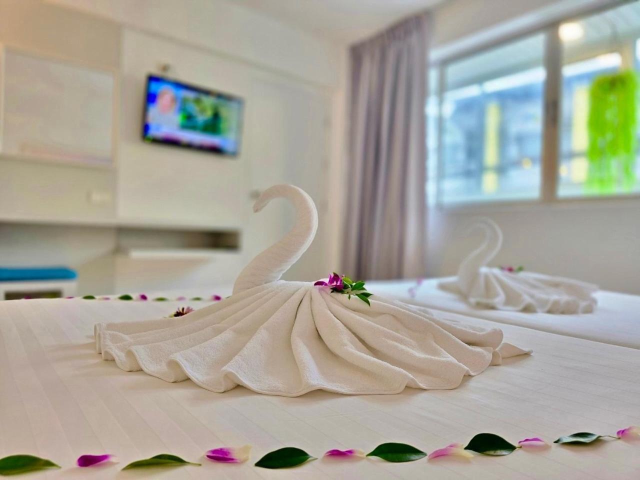 On Hotel Phuket - Sha Карон Экстерьер фото