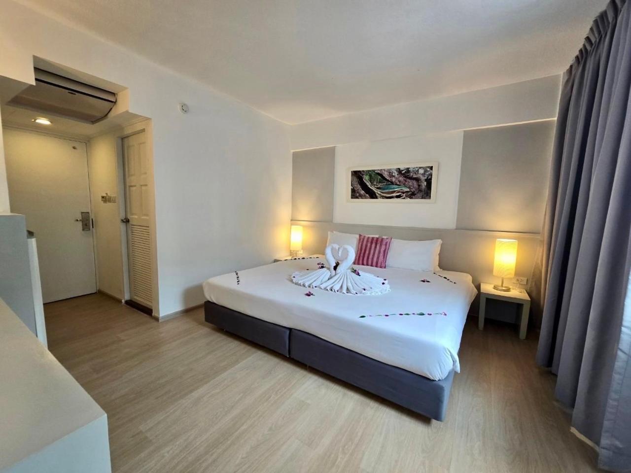 On Hotel Phuket - Sha Карон Экстерьер фото