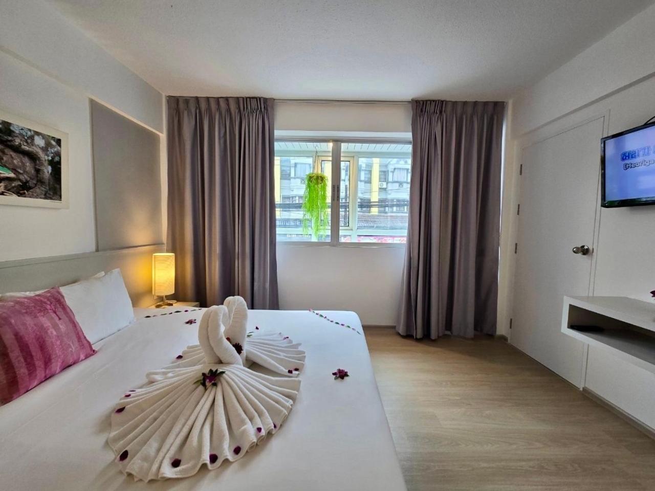 On Hotel Phuket - Sha Карон Экстерьер фото