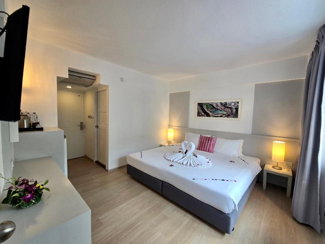 On Hotel Phuket - Sha Карон Экстерьер фото