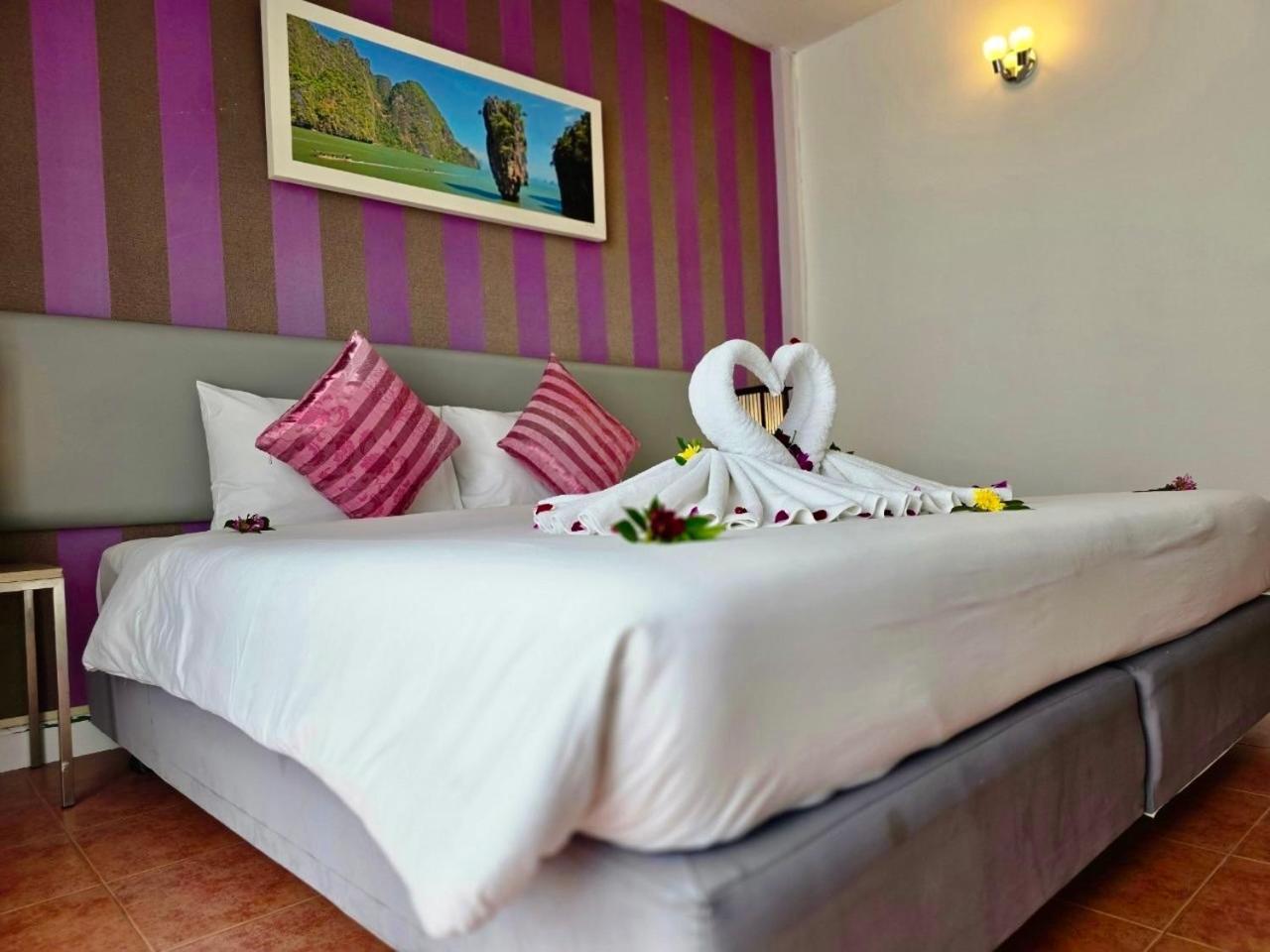 On Hotel Phuket - Sha Карон Экстерьер фото