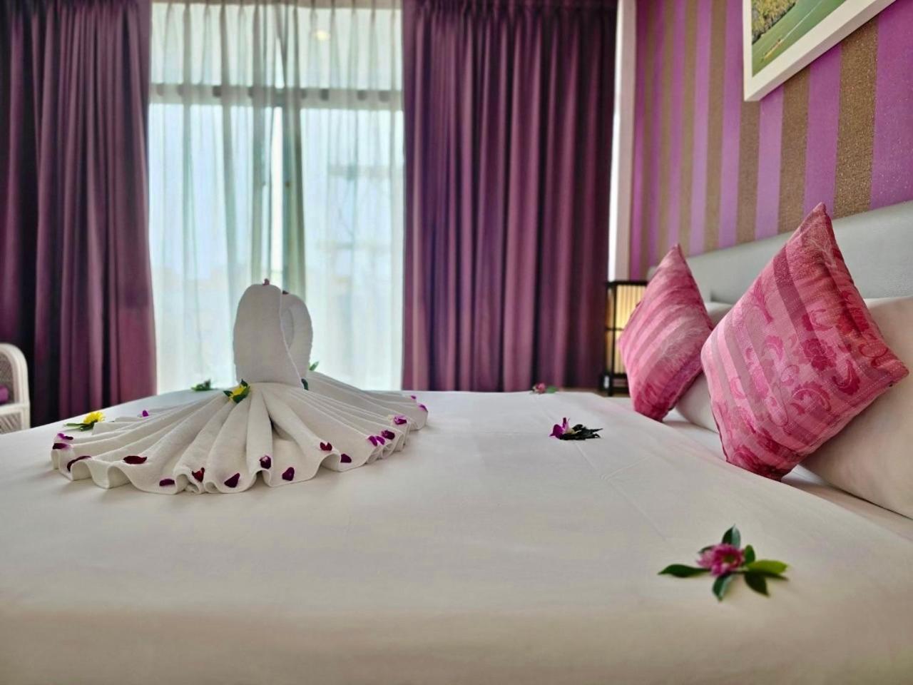 On Hotel Phuket - Sha Карон Экстерьер фото